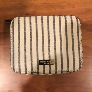 Henri bendel jewelry holder